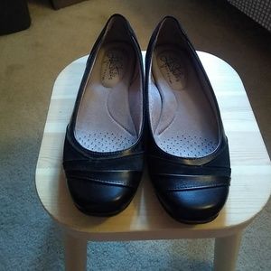 Black flat shoes